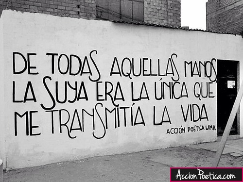 De todas aquellas manos la suya era la única que me transmitía la vida