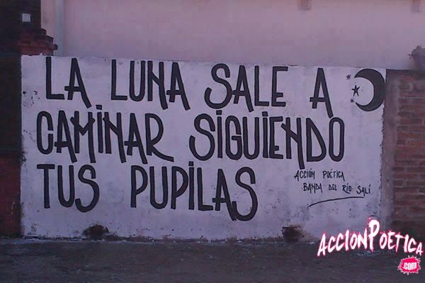La luna sale a caminar siguiendo tus pupilas